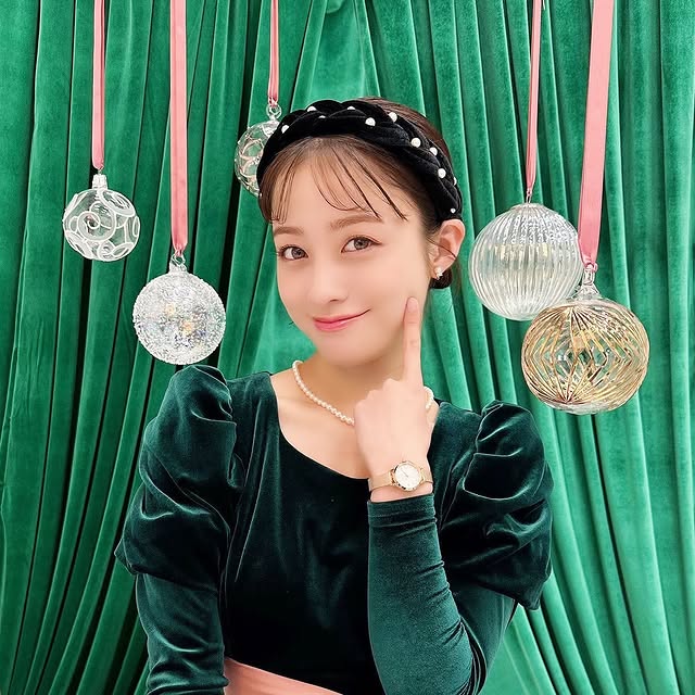 橋本環奈、メリークリスマスのご挨拶はちょっと大人な