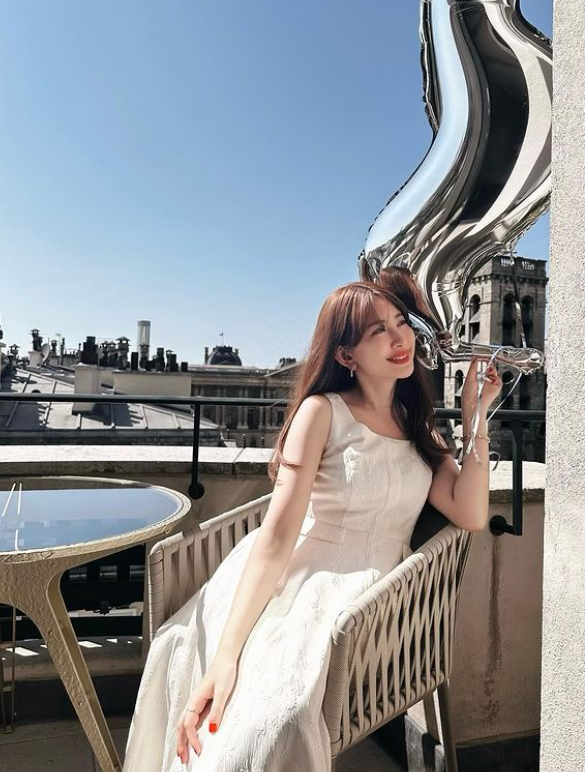 小嶋陽菜が美しいオフショットを投稿✨💖「にゃんにゃんにぴったり。エレガントです❤️」