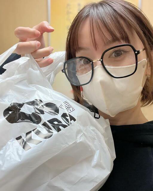 鈴木亜美、くら寿司をテイクアウト！おうち時間も大満足の笑顔