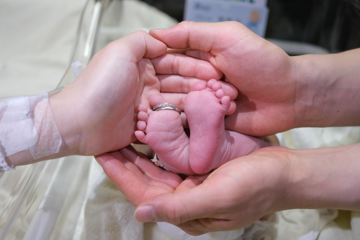 日本ハム・北山亘基が第一子誕生を報告　赤ちゃんの足を夫婦で包む写真に祝福の声