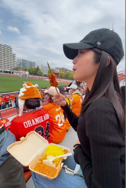 浅野杏奈が観戦しつつのモグモグ動画でお気に入りの食べ物を披露！