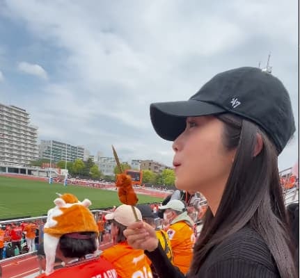 浅野杏奈が観戦しつつのモグモグ動画でお気に入りの食べ物を披露！