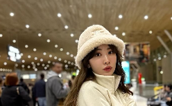 小嶋陽菜、フライトモードで冬の白い妖精に！「寒いところに行きたい」と投稿が話題！