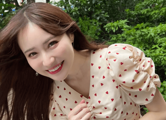 「ハートの服可愛い」人気モデル、風がなびく”おでこ全開すぎ・ショット”がラブリーだとファン大絶賛！