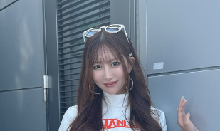 白のコスチュームが眩しい 日南まみが爽やかオフショットを披露