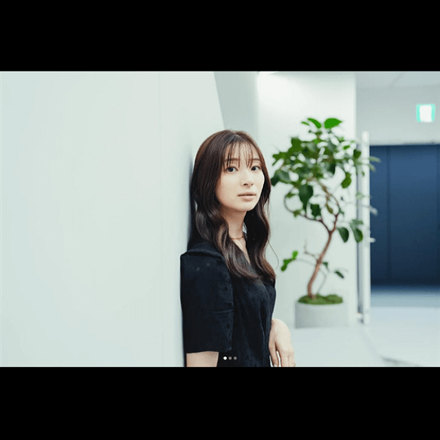 足立梨花、癒しのグリーンと白の背景に映える自慢のショットを公開