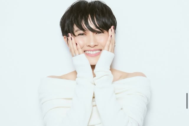 菊川怜、オフショルニットで美しすぎる肩出しショット投稿にファン歓喜！