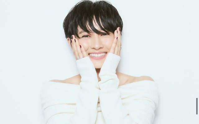 菊川怜、オフショルニットで美しすぎる肩出しショット投稿にファン歓喜！