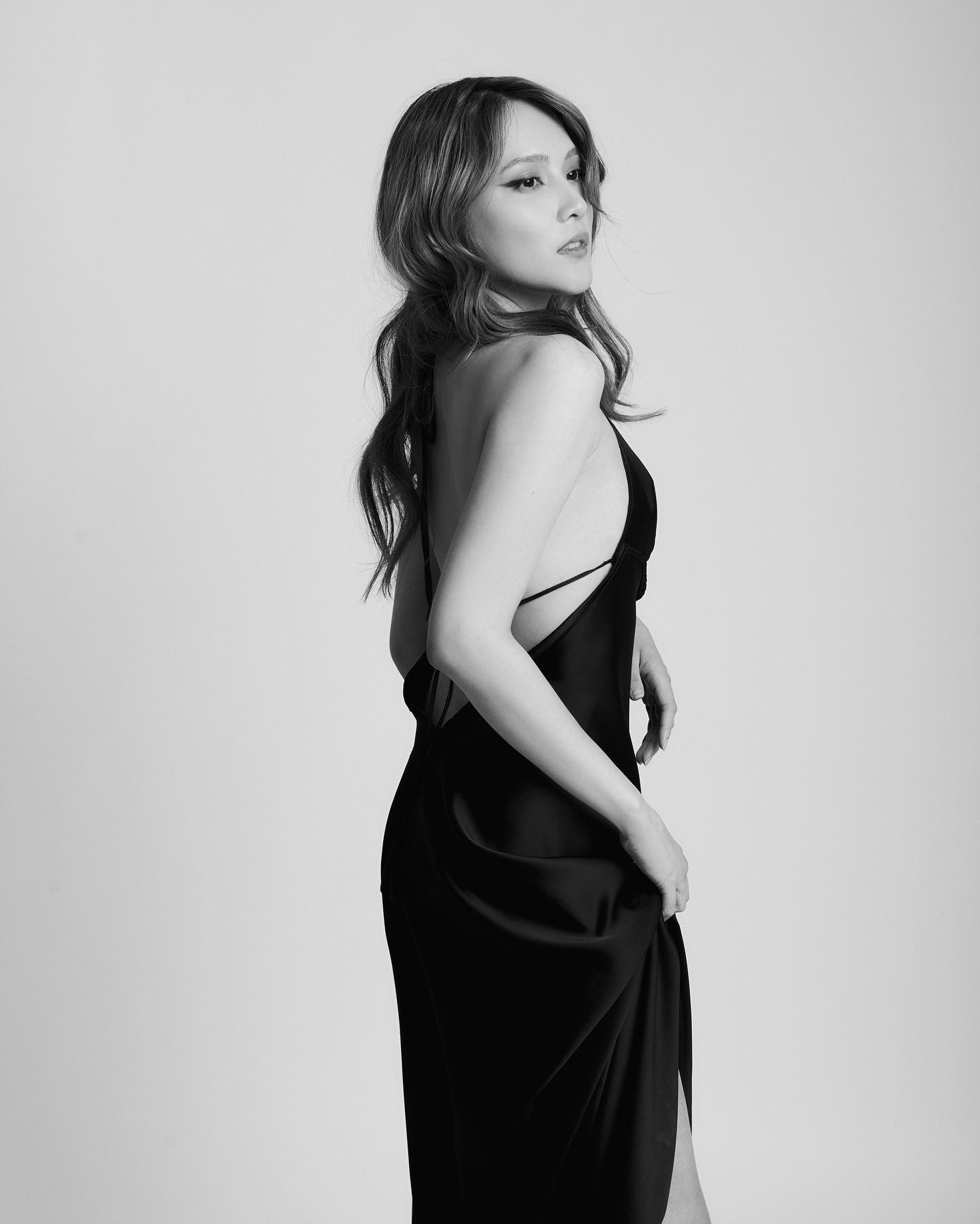 現在はスペインで活動中!?元AKB48の入山杏奈がドレス姿で抜群のスタイルを披露📷✨