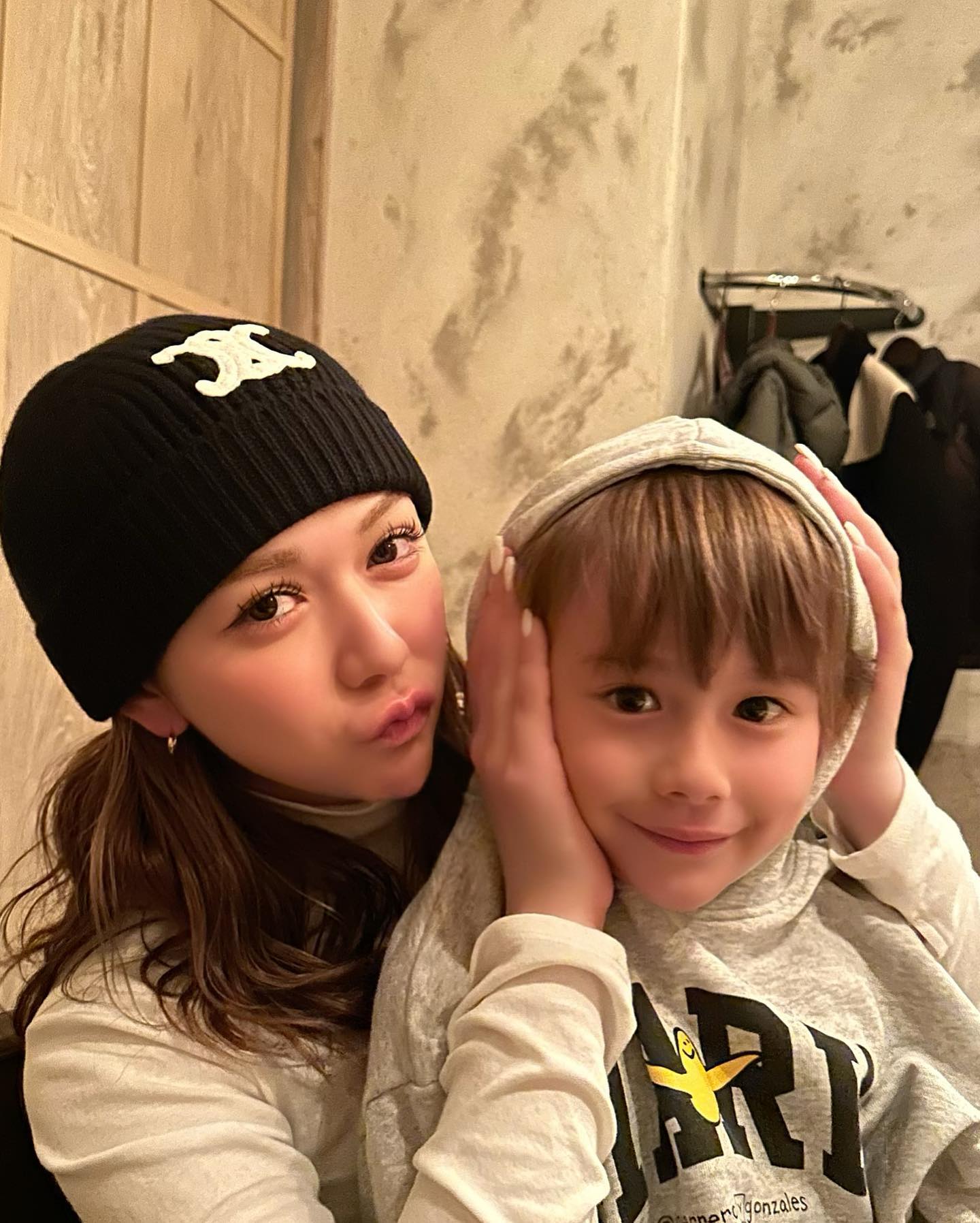 村重杏奈が可愛すぎる弟との2Sを公開💕「村重家のDNAつよい👏👏👏」