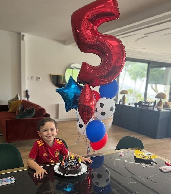 「可愛すぎる笑顔」イニエスタが息子の誕生日を祝福