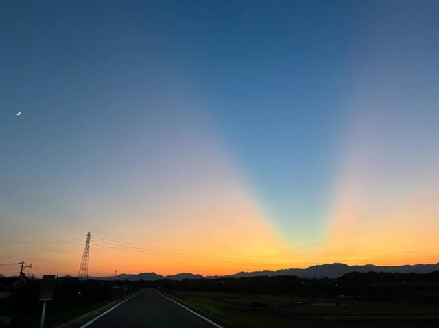 神秘的すぎる空！三重バイオレットアイリス・南川満帆が捉えた“ここだけ青い夕景”に驚きの声続出