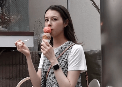 「マドンナ像よりお美しい！」人気モデル、”イチゴとアールグレイ”の美ショットムービーが絶美だとファン釘付けに「何回見ても可愛い綺麗美しい」