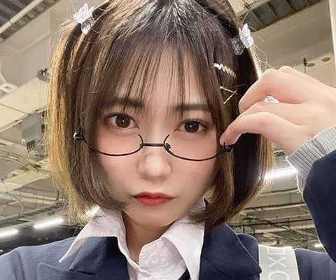 可愛すぎる！アイドル空野青空が女子高生風のメガネ姿を披露！ファンから絶賛の声！