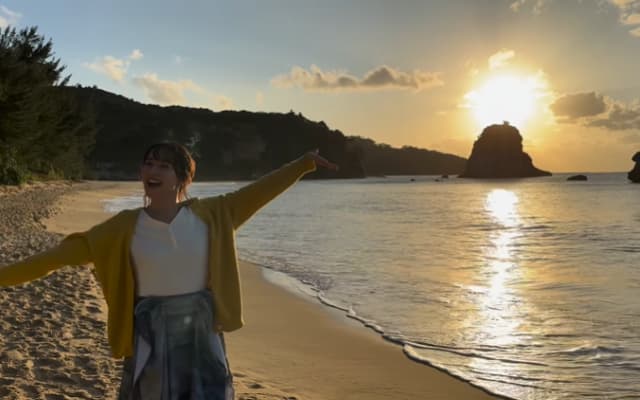 比嘉愛未の仕事納めは地元沖縄で！美しい海辺での動画を公開
