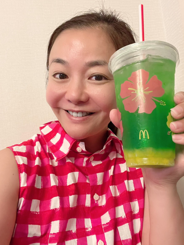 華原朋美さんが期間限定ドリンクをゲット🍹「爽やかな夏を感じました」と気分上々👚😍