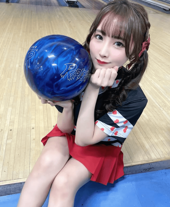 「超ウルトラ美人」話題のアイドルボウラー、”ミニ美脚＆ツインテショット”にファン眼福状態！「めっちゃ可愛い」
