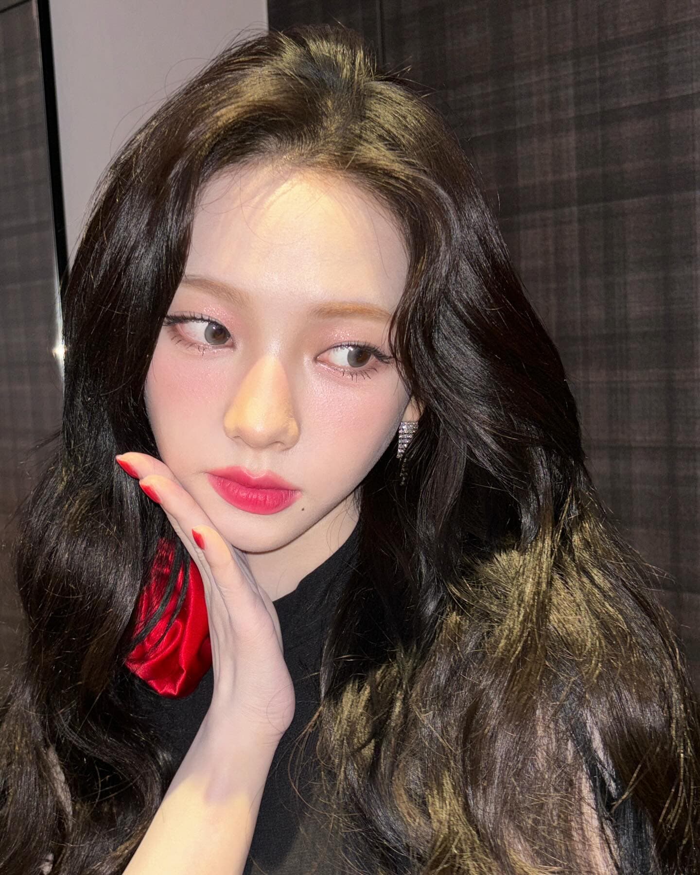 “破局報道”で話題のaespa・カリナがヴィラン風ショットを披露