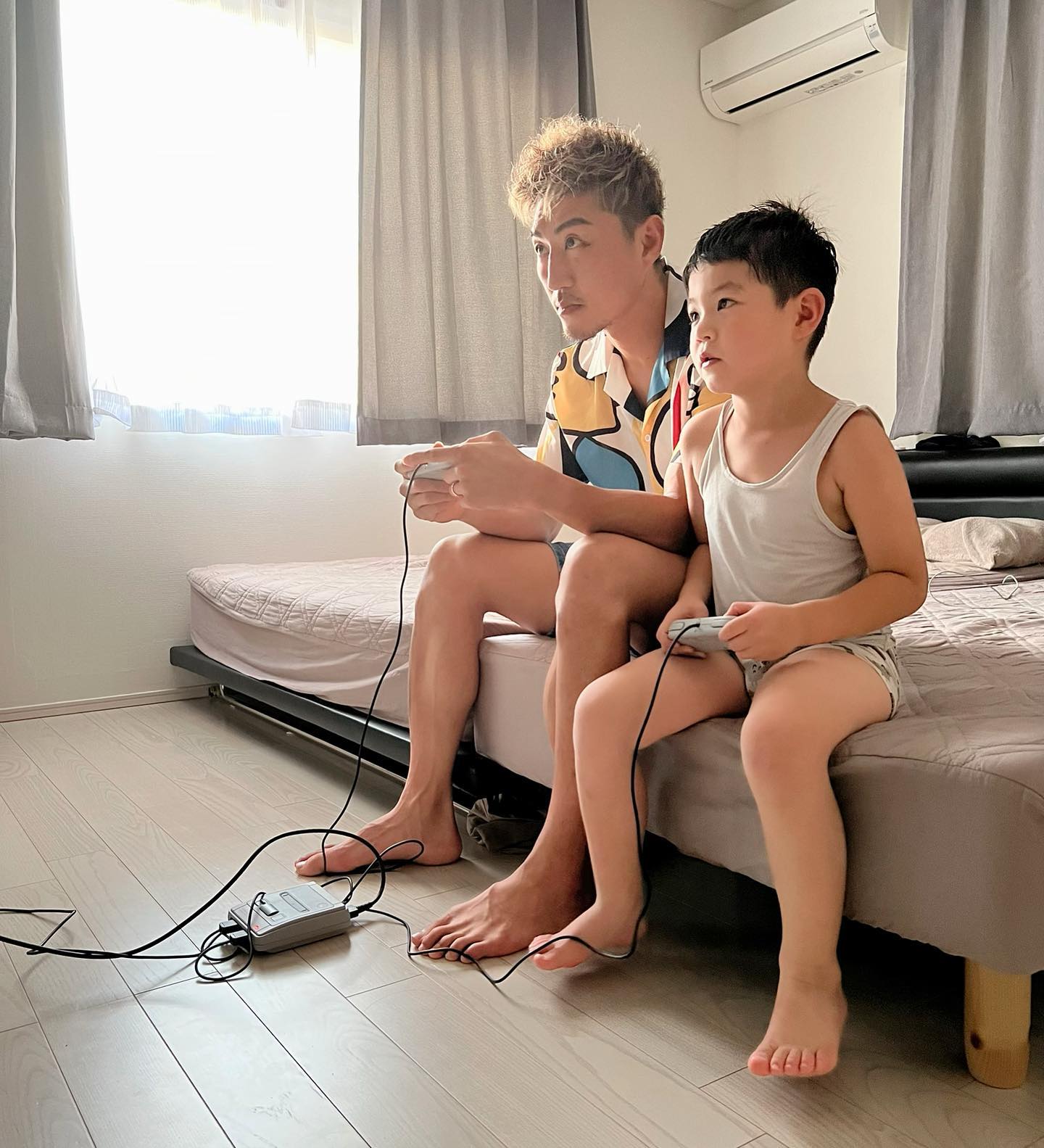 無事に手術を終えた山崎秀晃👊息子と遊ぶ姿を公開🌟🎮