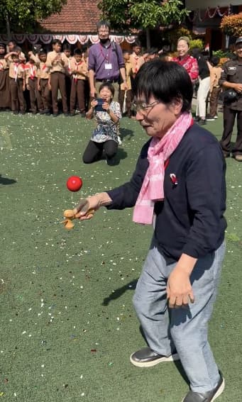 尾木直樹、インドネシアの地でけん玉に挑戦！尾木コールで見守られた結果はいかに！？