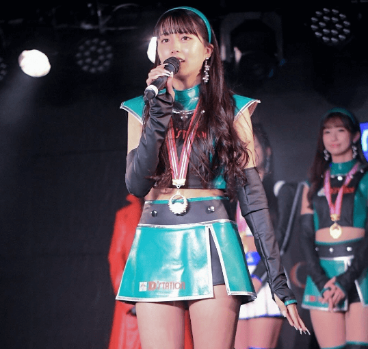 可愛すぎて話題の◯◯れもん、グリーン衣装でステージに立ち”エンジェル美脚ショット”を披露！