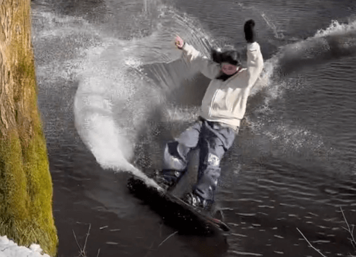 「かっこよすぎてやばい！すごい！」美女プロスノーボーダー、池を渡る”神業ボーディング”を魅せ反響続々！「カッコ良過ぎ」