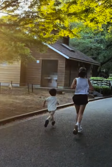 安田美沙子が家族で“夕ラン”！息子たちとの穏やかなランニング姿にほっこり