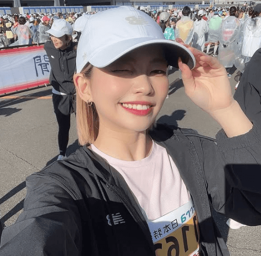 「えー凄い、頑張ったね！」金髪ショートの美女ランナー、初のフルマラソン完走！“エンジェルスマイルラン“にファン感激
