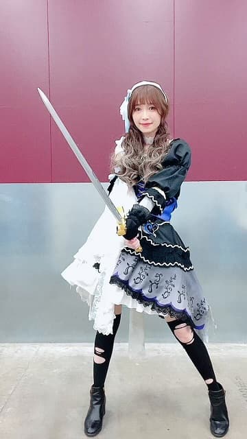 「にこにこですが笑」声優 松井恵理子がライブ衣装で剣を振る動画を投稿