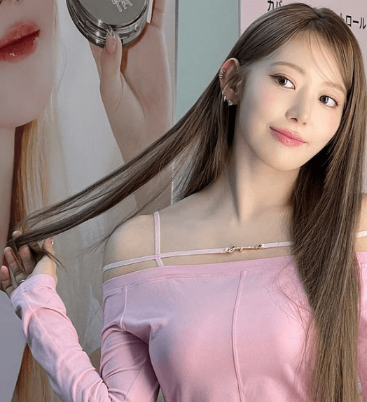 LE SSERAFIM・宮脇咲良、艶ピンクの乙女リップ＆流麗ロングヘアーが眩しいプリンセスショットを披露！