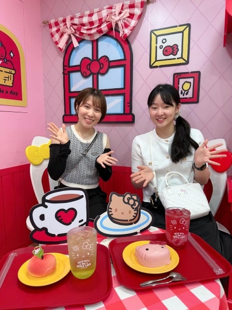 平野美宇が「韓国のハローキティカフェで優勝祝い」、チーム仲間と楽しんだ「癒しと笑顔のスイーツタイム」