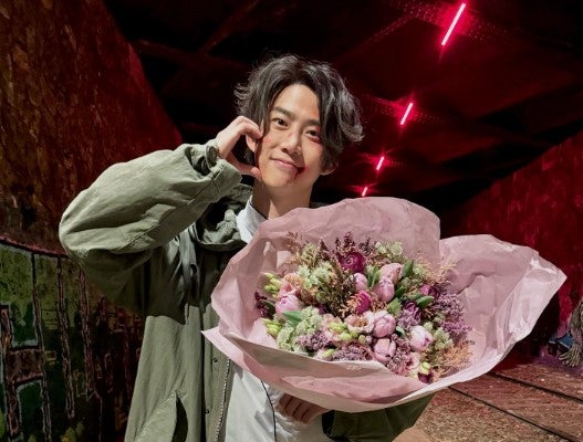 「傷だらけでもかっこいい」邦画出演の韓国俳優、クランクアップ時の写真が「美しすぎる」と話題に