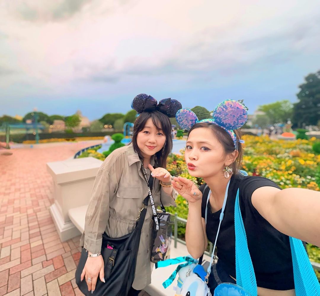 元モー娘。新垣里沙が母親とディズニー2S披露！「ママ綺麗♡」