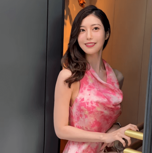 「ナイスくびれ」令和の峰不二子、ピンクドレスの”美ショット＆オープン・ザ・ドアムービー”にファン熱視線！「とても美しいです」