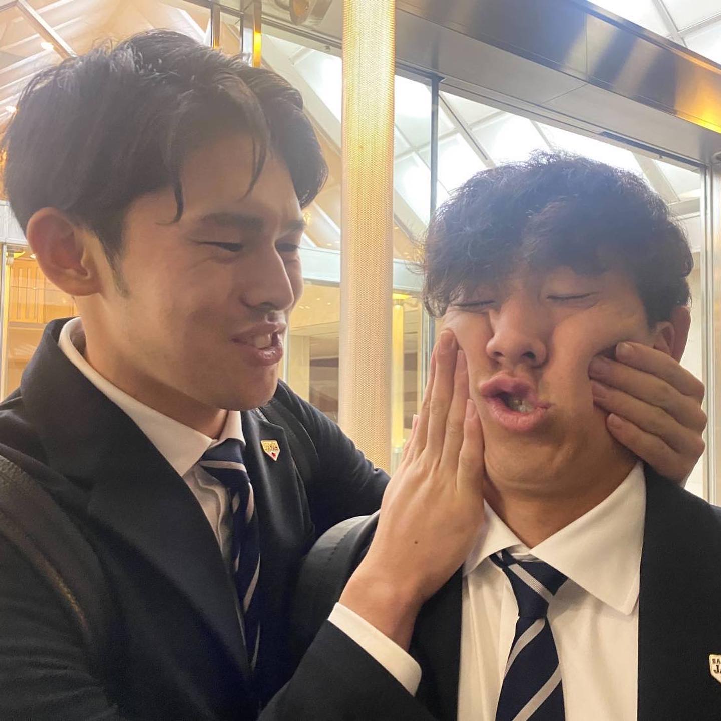 巨人のインスタに佐々木朗希が登場✨大勢の顔で遊ぶ