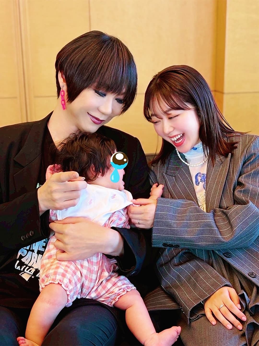 “大きなおばちゃん”ミッツ、笑顔で峯岸みなみの赤ちゃんを抱っこ