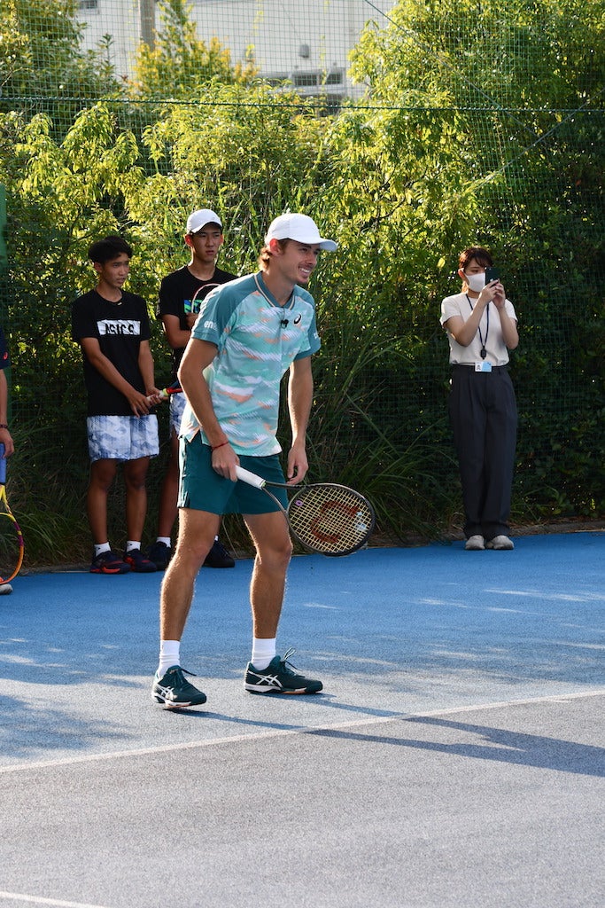 世界ランク20位のアレックス・デミノーが国内NO.1中学校でテニスクリニックを開催