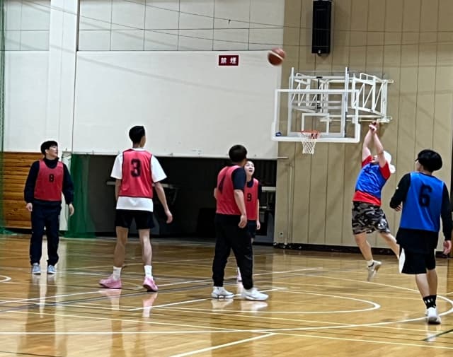 クマムシ長谷川、久々のバスケに「小学校から シュートフォームが変わってない」とその姿を激写される