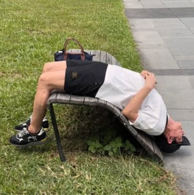 「ほぼ筋トレ」アンタッチャブルの柴田英嗣がシンガポールで「変なイス」を発見！