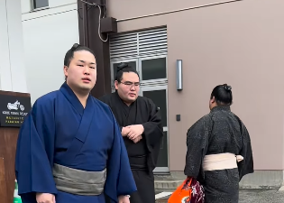 「気合十分！」尾上部屋、出発前の清めの塩にファンもエール