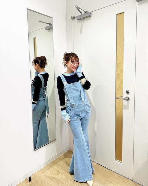 鈴木奈々がファンにコーデを紹介「どんな服も似合う💖」