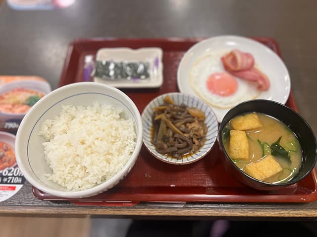 声優・柴田由美子、はじめての『なか卯』の朝食を経験！美味しそうな定食のオフショットを公開