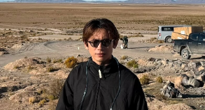 EXILE NAOTO、高地での酸素ボンベ姿がまさかの“ノーカントリー”風！？ファン爆笑