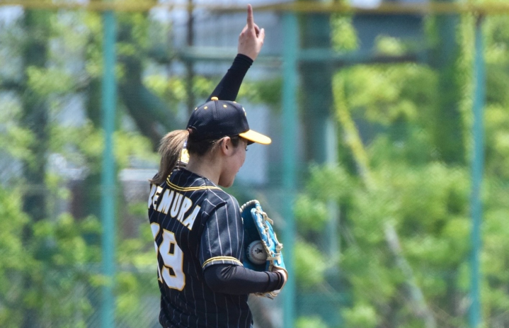 「カッコイイ！」美女野球選手、天空に向けた”ザ・クールな指差しポージング”フォトを披露！ファンエール続々