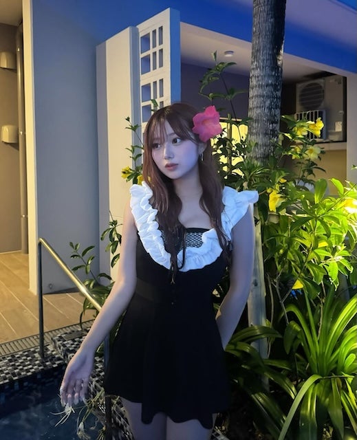 インフルエンサー・希空、黒×白フリルの水着姿公開「一目惚れして買った」