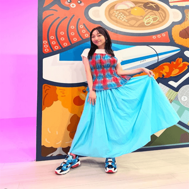 須田亜香里 テレビにラジオに大繁忙のなか、秋空に映える美麗コーディネートを披露