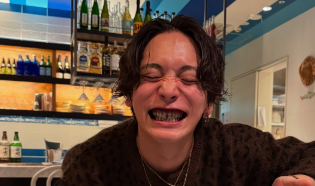 「歯が真っ黒⁉」優里、スペイン料理に大満足の“ニカっ”ショットにファン爆笑！