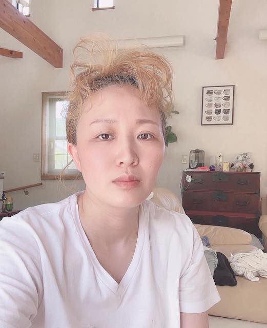 丸山桂里奈がすっぴん寝起き姿を投稿😴背景は別荘❓