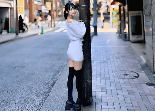 あの人気レースクイーンもついに使用！魔法の言葉「ニーハイ好き…？」モデルプロポーションのビジュにファン悶絶