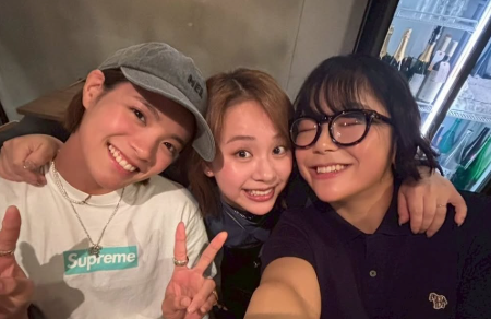 「可愛い2人に囲まれ幸せ」元体操日本代表・村上茉愛、仲間との温かな夜の集合ショット